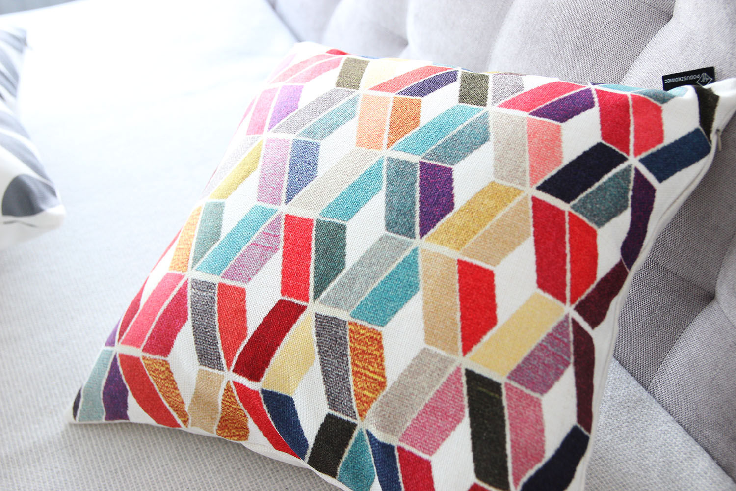 Kolorowa poduszka ozdobna we wzory geometryczne
