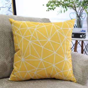 Żółte poduszki dekoracyjne w geometryczne wzory