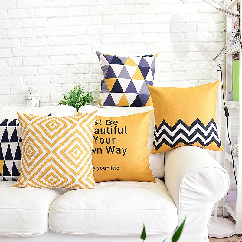 Żółte poduszki dekoracyjne na kanapę